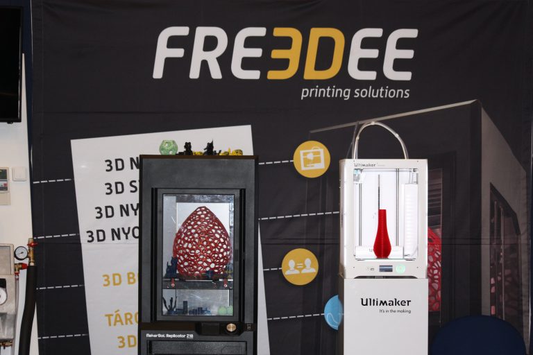 3D nyomtatás A 3D nyomtatás egy rendkívül gyorsan fejlődő terület, számos nyomtató típus és nyomtatási technológia is jelen van már az iparban, ezek közül egy alkalmazást lehetőség nyílik megtekinteni a TK-ban. CAD szoftverek segítségével tervezett prototípusok és alkatrészek kinyomtatását teszi lehetővé ez a technológia, nyomtatótól függően különböző anyagokból. A szcenárió keretein belül ismertetjük a 3D nyomtatás alapvető működési elvét, technikáját, paramétereit és ipari alkalmazásait. Együttműködő partner: FreeDee